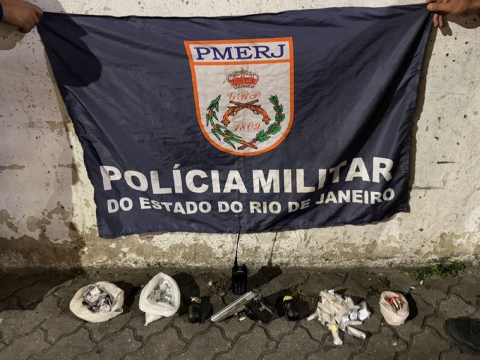 FW_NEWSS's tweet photo. Policiais do #41BPM apreenderam uma pistola 9mm, carregador, 10 munições, 01 rádio transmissor, 02 granadas e drogas (crack, cocaína e maconha) no Morro do Chaves, em Barros Filho. Criminosos fugiram ao perceberem a presença das equipes. A ocorrência foi encaminhada à 39ª DP. https://t.co/FTPLrGAKUy