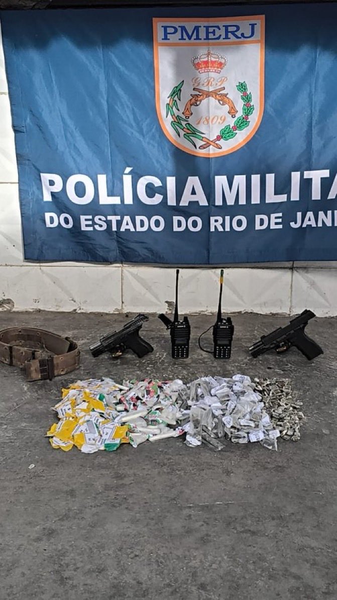 FW_NEWSS's tweet photo. Policiais militares do #21BPM prenderam dois criminosos e apreenderam duas pistolas, dois rádios transmissores e material entorpecente na comunidade Vila Ruth, em São João de Meriti. https://t.co/GeaYsPTy1p