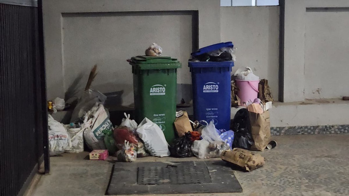 sumitpanwar_10's tweet photo. @Swachh_Jaipur @RajCMO the dust bins even have tyres and can be easily lifted by the garbage collectors still they are refusing to collect https://t.co/jW7DWGmJUP