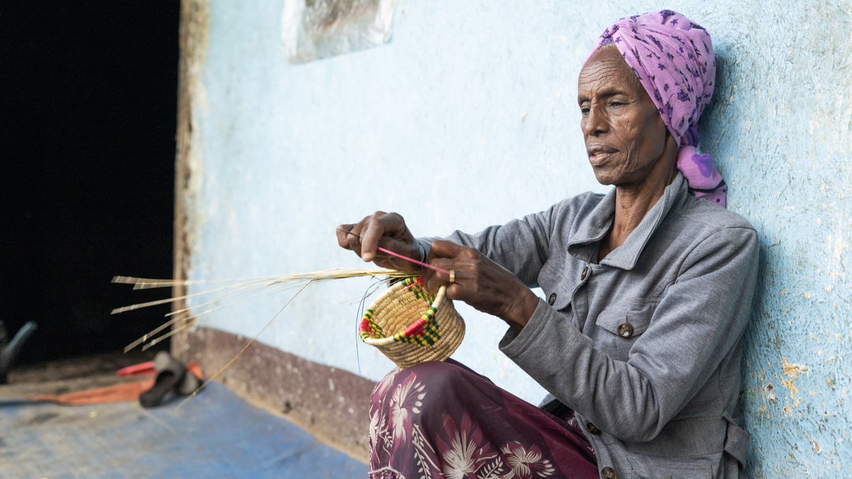 ProjectMercy's tweet photo. Our basket weaving program teaches women in rural #Ethiopia how to use dyed grasses to create beautiful baskets. These artful pieces are available for purchase at https://t.co/gdc8PBoMkW https://t.co/Pn25BUAI8T