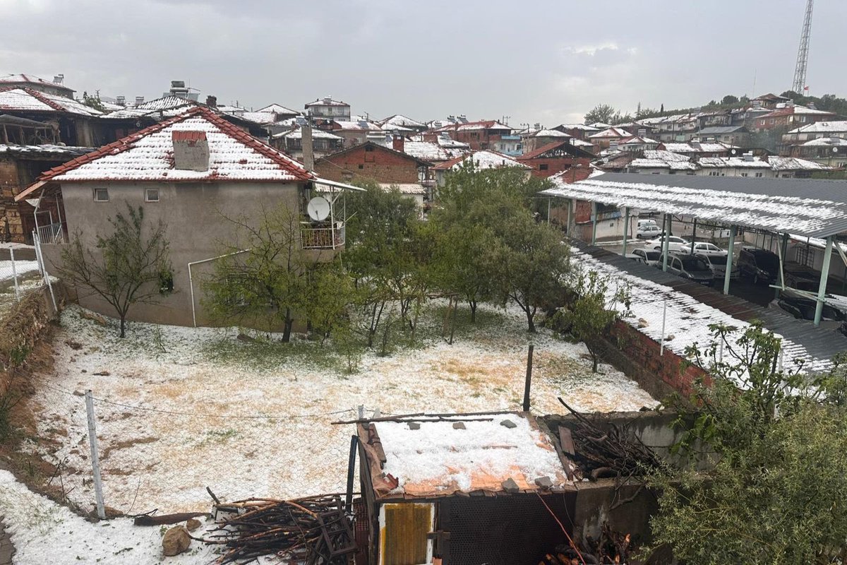 senolsunat's tweet photo. GEÇMİŞ OLSUN DEMİRCİ 
Sıcaklıklarda yaşanan hızlı ısınma ve hızlı soğuma havayı kararsız hale getiriyor. Biriken enerji yeryüzüne aşırı hava olayı olarak yansıyor. Bu hava olayının son kurbanı ne yazık ki Manisa Demirci ilçemiz oldu. 

Şiddetli dolu ve sağanak yağışın afet boyutunda etkili olduğu Manisa Demirci’de; yollar, tarım arazileri ve evler sel suları ve dolu yağışı altında kaldı. 

Bu bayram gününde böyle üzücü bir olaya maruz kalan kıymetli hemşehrilerime geçmiş olsun dileklerimi iletiyorum. 

14 Mayıs afetinin henüz tespitleri tamamlanmadan gerçekleşen bu yeni afet bölgemizi derinden sarsmıştır…

Bu vesileyle bir kez daha Tarım Bakanlığı ve TARSİM yetkililerimizi ivedi şekilde çiftçilerimizin yaralarını sarmaya davet ediyorum. @TCTarim @tarim_sigortasi 

#manisa #demirci #doluafeti #çiftçi #aşırıyağış