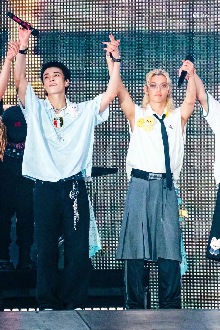 pinklixs_'s tweet photo. their intertwined hands not wanting to separate https://t.co/VDzuSoNvtu