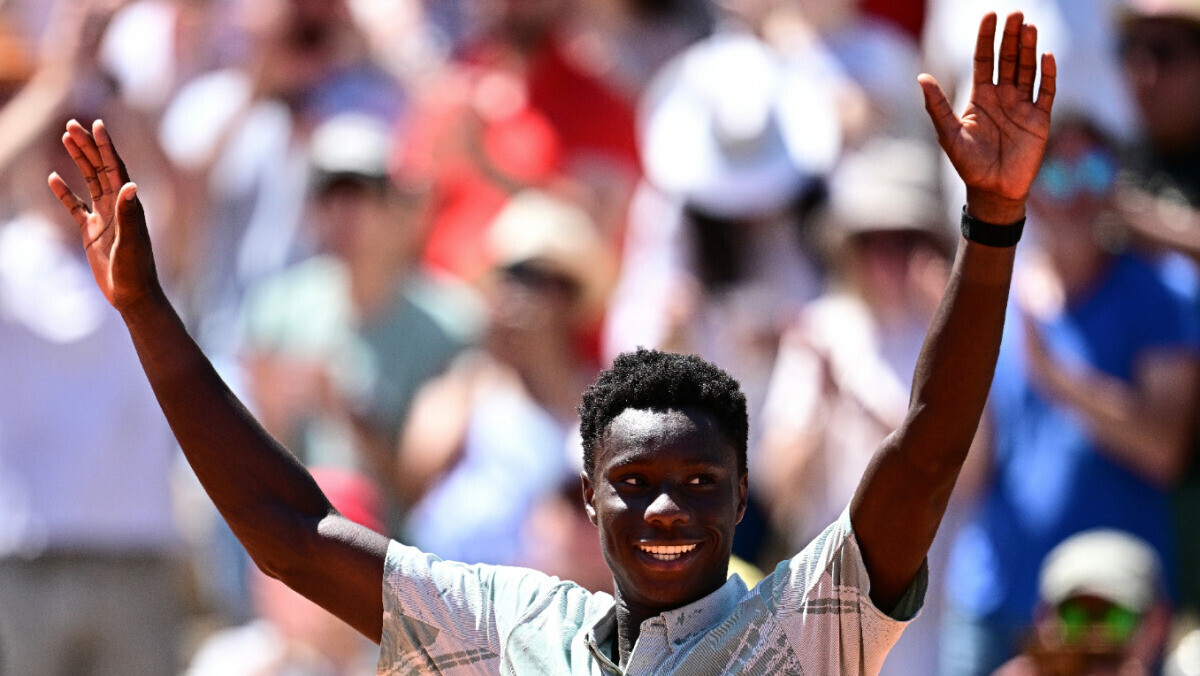 laprovence's tweet photo. Roland-Garros : exploit au 2e tour du Français Moïse Kouame, 17 ans, vainqueur en 5 sets
👉 https://t.co/2N90BtQkY3 https://t.co/k8VWY2kdT4