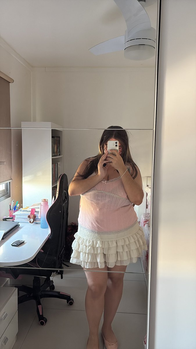 maimaaii_'s tweet photo. A mesma roupa só q -8kg, meudeus eh mto bizarro isso https://t.co/LoDqpekgdA