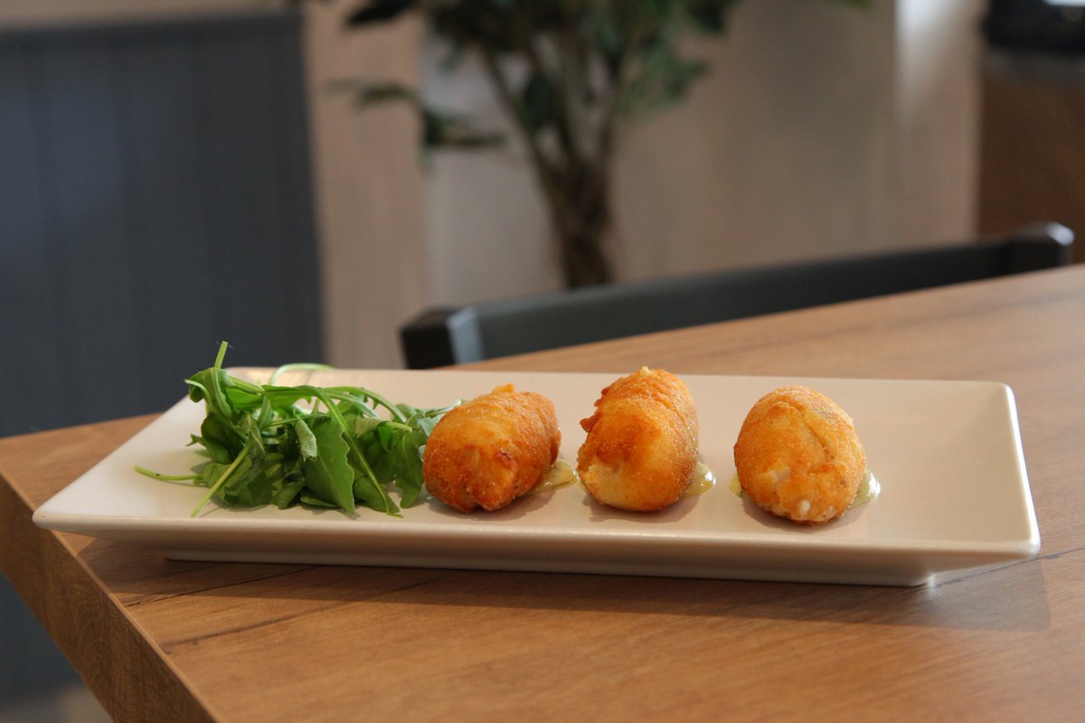 BarAtlanticoSur's tweet photo. Nuestras #croquetas son el reflejo de esa tradición que tanto nos gusta: un rebozado dorado y súper crujiente que esconde un interior increíblemente cremoso, fundente y lleno de ese sabor auténtico que te transporta a casa 🤤🔥.

¡Te esperamos!📍 Parque Atlántico #Sevilla https://t.co/fU1ATbV13W