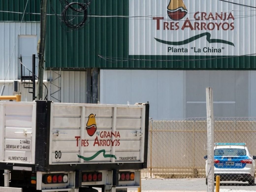 hernanletcher's tweet photo. Granja Tres Arroyos, la mayor avícola del país, cerró por tiempo indeterminado su planta “La China” en Concepción del Uruguay, Entre Ríos, dejando en riesgo cerca de 950 puestos de trabajo.

La faena diaria pasó de 700.000 a apenas 200.000 pollos diarios en un contexto de fuerte aumento de las importaciones avícolas:

🔸En el primer cuatrimestre de 2026 aumentaron 59,0% en volumen y 34,0% en dólares respecto del primer cuatrimestre de 2025. 

🔸Frente a 2023, se dispararon +511,6% en volumen y +382,5% en dólares.

El cuadro financiero también refleja la profundidad de la crisis de la empresa que registra más de 1.800 cheques sin cubrir por un monto superior a $29 mil millones. 

Ya en diciembre de 2024 la empresa había solicitado ante la Secretaría de Trabajo la apertura de un Procedimiento Preventivo de Crisis, luego del impacto generado por la influenza aviar y la pérdida del mercado chino, que significó para el sector una merma cercana a los USD 160 millones.

En los últimos meses, la compañía ya había recortado cerca de 400 puestos de trabajo mediante retiros voluntarios, jubilaciones anticipadas y desvinculaciones. Además la empresa adeuda a sus trabajadores el 70% de la segunda quincena de abril y la totalidad de la primera quincena de mayo.