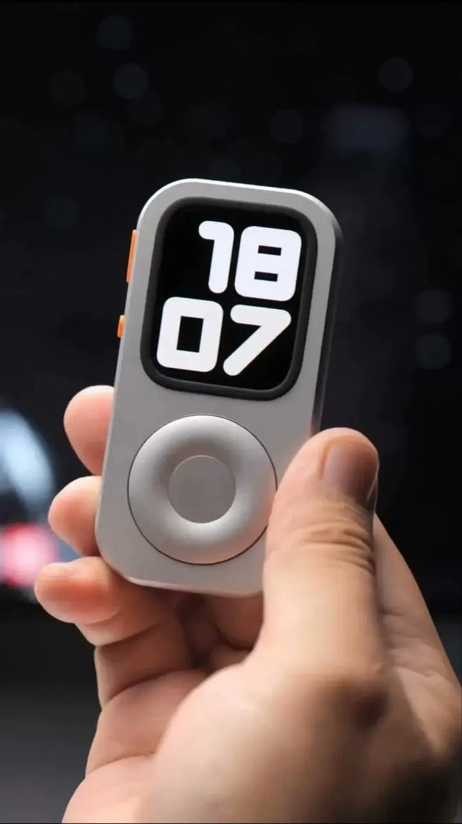 casaciadaka's tweet photo. não é possível que fizeram uma case de Apple Watch inspirada no iPod 😭
e o pior é que ficou ABSURDAMENTE linda. parece um acessório que saiu direto dos anos 2000 https://t.co/jvgcU6TJ3d