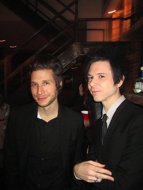 ponkfloud's tweet photo. In mmitb they said that Nick Zinner was like 5’4” (162 cm), which means… https://t.co/WbCekG2JWl