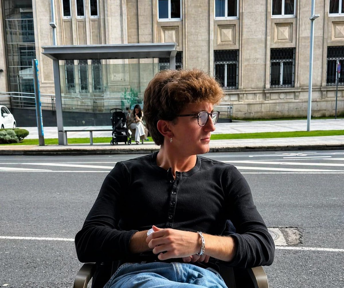 quinto_estado's tweet photo. 🧑🏼⚽ | Confunden al influencer de moda ByCalitos con Anthony Gordon, nuevo fichaje del Barça, en su llegada a la ciudad condal.

Los periodistas creyeron que era el inglés hasta que le dieron un balón para que demostrase su calidad: 

"Desde el primer contacto con el balón supimos que no era el futbolista"

"Tiene más pluma que un gallinero"