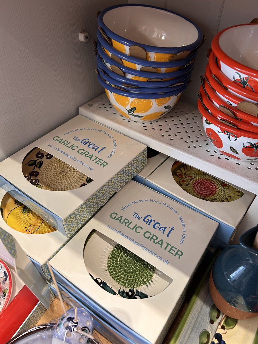 fjcookshop's tweet photo. #BackInStock
Spanish ๐ช๐ธ pottery garlic grater plates and gift sets. Also Olive bowls with hedgehog cocktail stick holders.
#BishyRoadShopping https://t.co/Zfiuk5aeoh