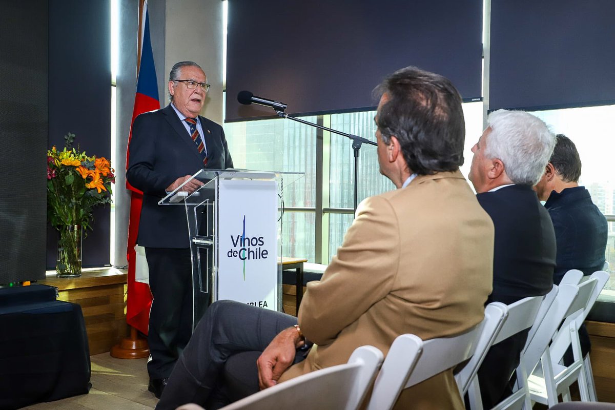 MinagriCL's tweet photo. El ministro de Agricultura, Jaime Campos, participó esta mañana en la Asamblea Anual de Vinos de Chile, reafirmando el compromiso de @MinagriCL con el fortalecimiento del sector vitivinícola y el trabajo conjunto entre el mundo público y privado 🍇🇨🇱

Durante la instancia, destacó la importancia de seguir impulsando nuevas oportunidades comerciales, diversificar mercados para las exportaciones de vino chileno y avanzar coordinadamente para potenciar el desarrollo de esta industria clave para la agricultura y la economía de nuestro país.