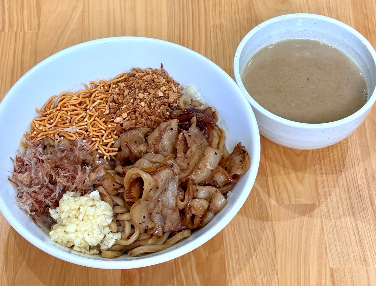 ym_ramen's tweet photo. 【本日17時スタート｜限定コラボ】

八街！激うま！ラーメン祭
第3陣に、激アツコラボが登場🍜🔥

ハイマウント
          ×
肉玉そば越智

はい！おち！肉たまぜそば！

それぞれの看板を背負う2店が
本気で作り上げた
八街で楽しめるコラボまぜそば。
これは話題性だけじゃない。
ちゃんと旨い一杯です。

#八街激うまラーメン祭
#ハイマウント
#肉玉そば越智
#八街