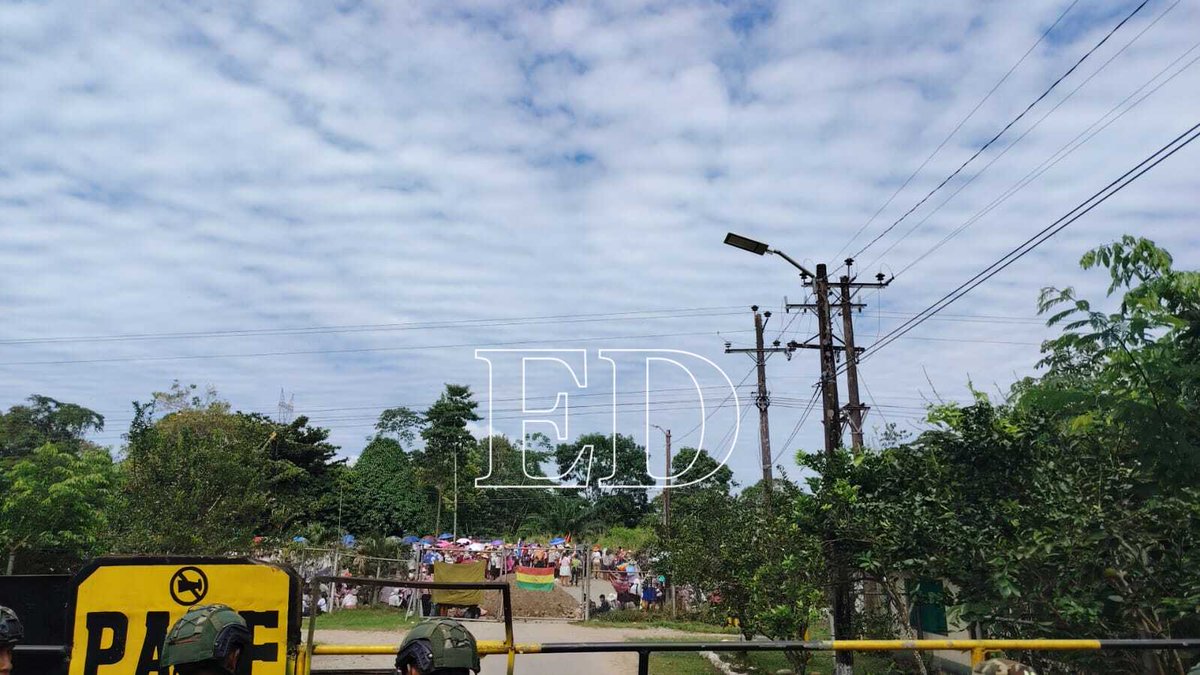 grupoeldeber's tweet photo. Efectivos de Umopar permanecen acuartelados en sus instalaciones de Chimoré, en el Trópico de Cochabamba, debido de grupos movilizados siguen concentrados afuera de las instalaciones.
📌Manténgase informado en https://t.co/lWbSOiJfJC 

#ELDEBER #Chimoré #Cochabamba #Umopar
📹Soledad Prado