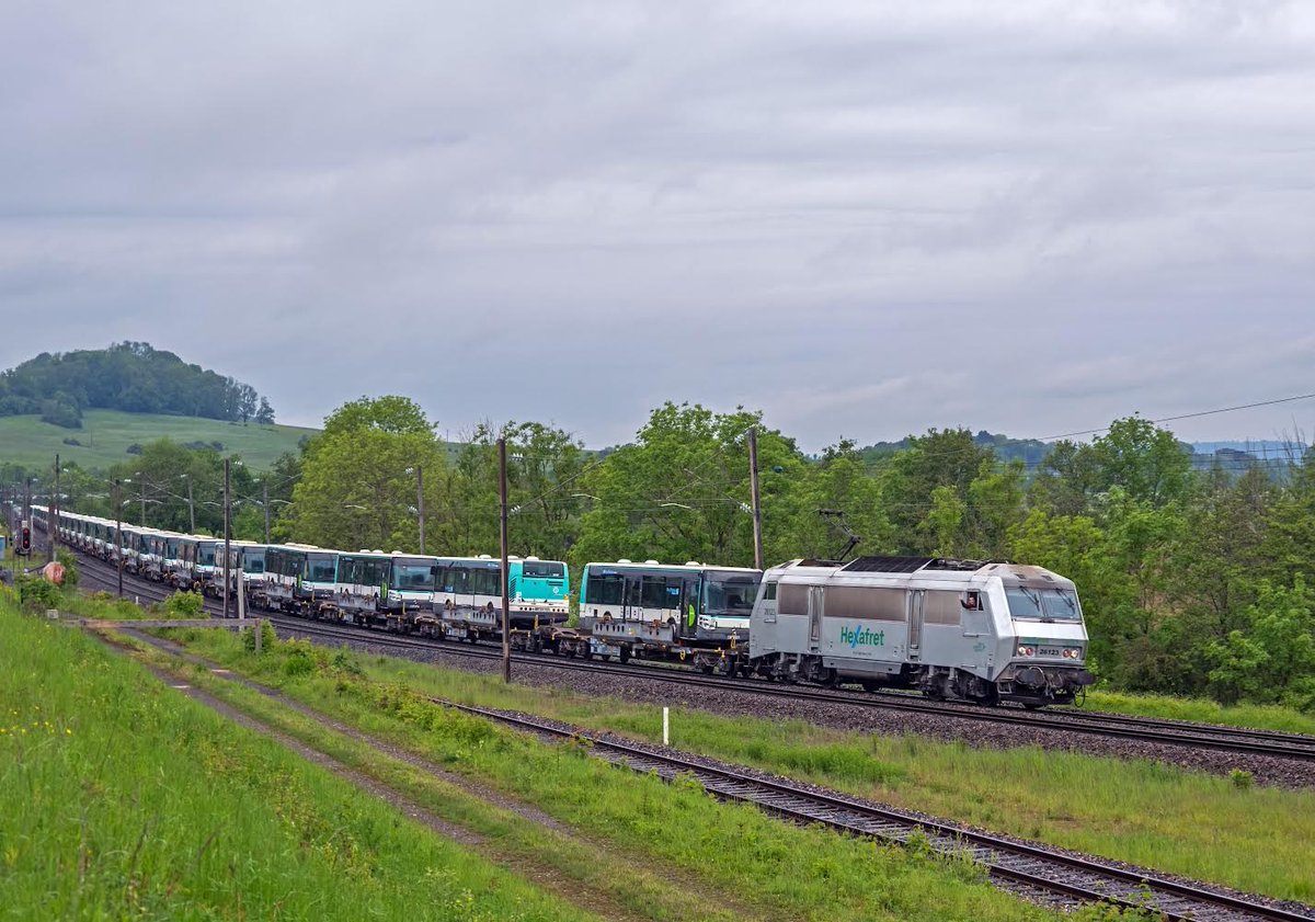 FretFerroviaire's tweet photo. ✅ Un nouvel envoi de bus réalisé par voie ferroviaire au départ de France vers l’Ukraine ✅

✅ Dans un délai particulièrement court, Forwardis GmbH et UZ Cargo Polska ont mis en œuvre avec succès le transport ferroviaire exceptionnel de 30 bus entre Dourges et Kyiv en vue d’un sommet international 1/10