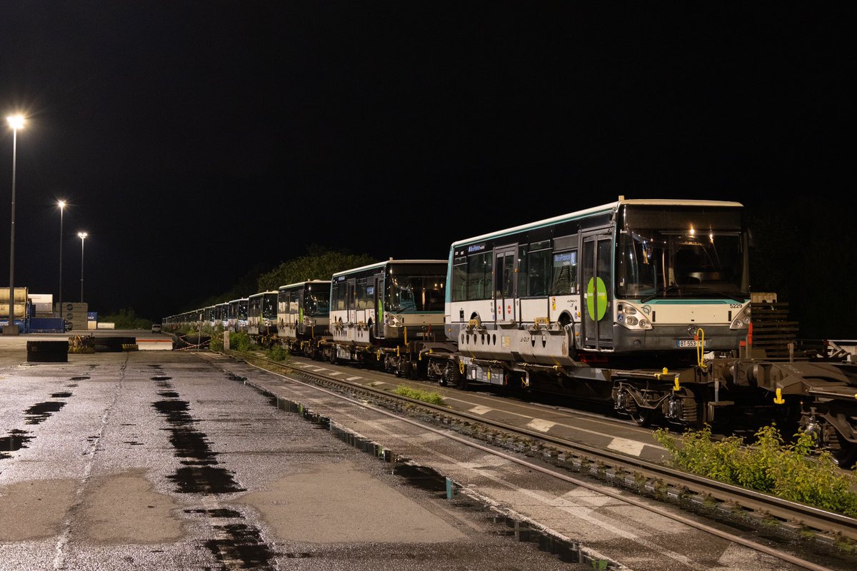 FretFerroviaire's tweet photo. ✅ Un nouvel envoi de bus réalisé par voie ferroviaire au départ de France vers l’Ukraine ✅

✅ Dans un délai particulièrement court, Forwardis GmbH et UZ Cargo Polska ont mis en œuvre avec succès le transport ferroviaire exceptionnel de 30 bus entre Dourges et Kyiv en vue d’un sommet international 1/10