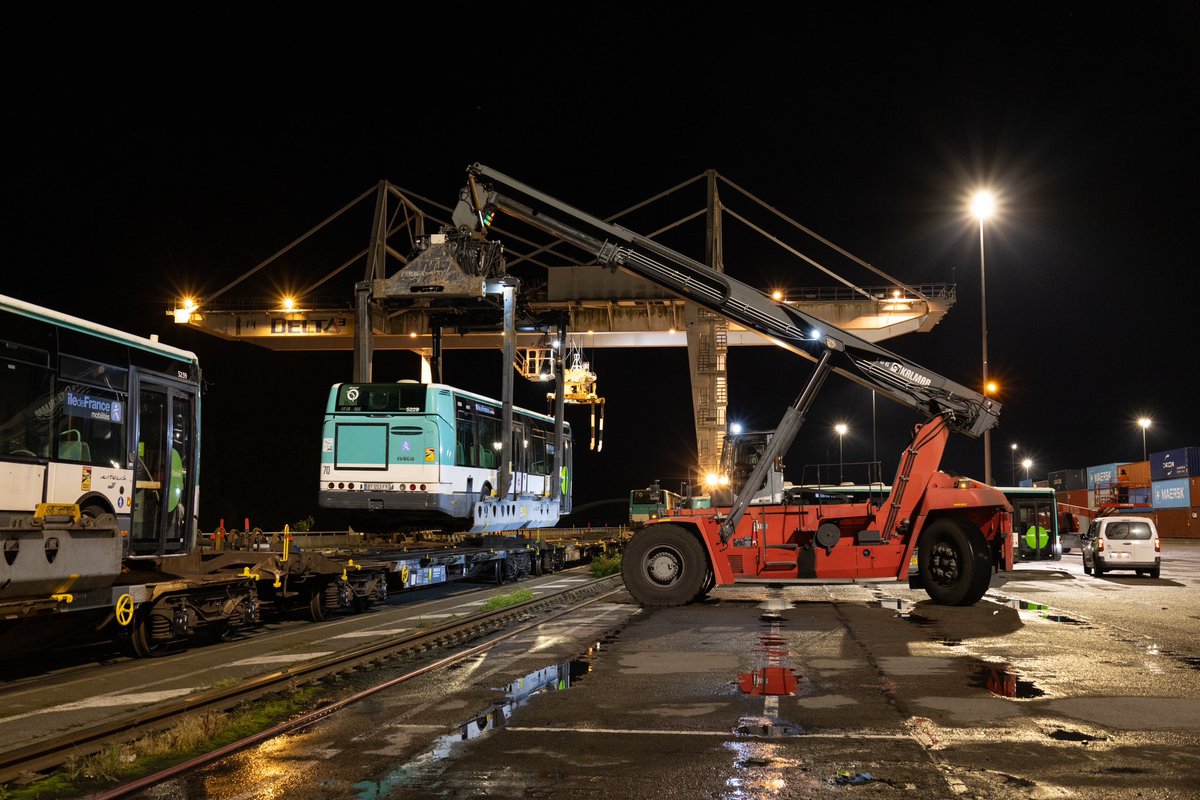 FretFerroviaire's tweet photo. ✅ Un nouvel envoi de bus réalisé par voie ferroviaire au départ de France vers l’Ukraine ✅

✅ Dans un délai particulièrement court, Forwardis GmbH et UZ Cargo Polska ont mis en œuvre avec succès le transport ferroviaire exceptionnel de 30 bus entre Dourges et Kyiv en vue d’un sommet international 1/10