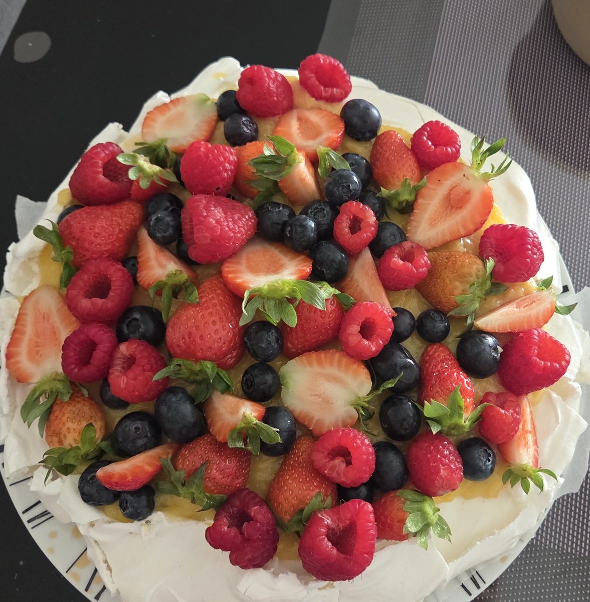 icantmaryaman's tweet photo. Pavlova citron/fruits rouge et #kunefe https://t.co/lK0iAgVV6Q