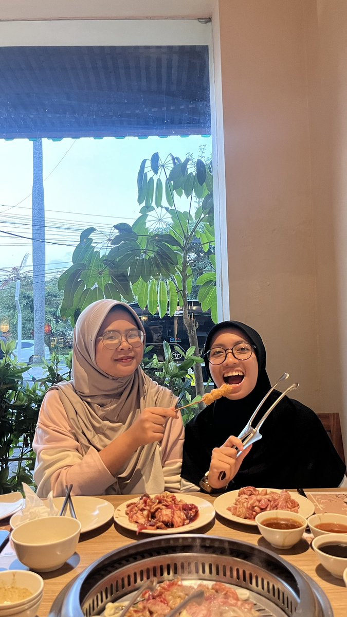 t4ylorin's tweet photo. pilih kapel kanan atau kiri? https://t.co/e14jQvRBtq