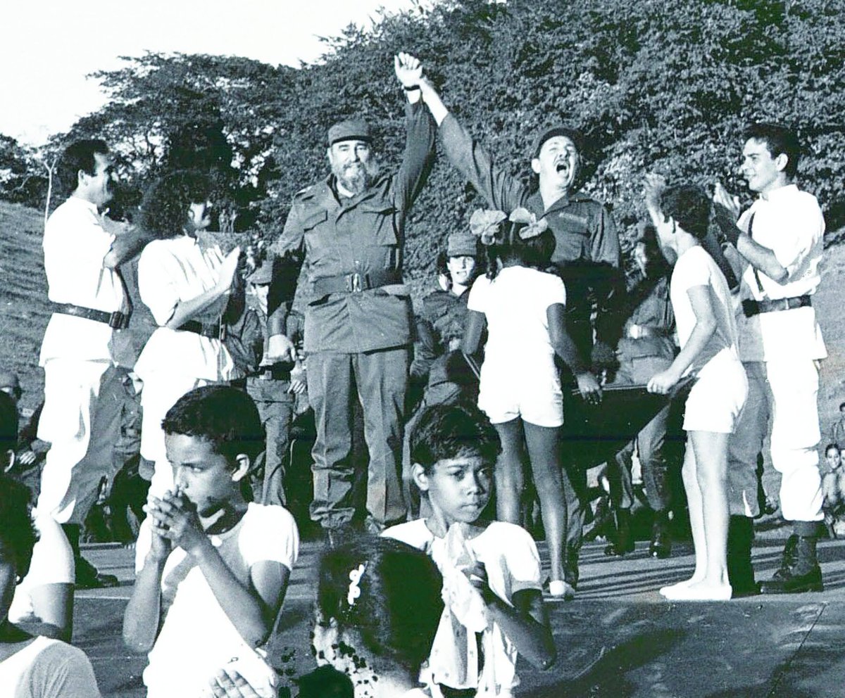 BarceloOrt92635's tweet photo. Es él,carismático,excelente fotógrafo,protagonista de esta foto que ha recorrido el mundo, de Fidel y Raúl en Cinco Palmas.Tenía 31 años de edad y hoy con 71 se emocionó por el reconocimiento recibido ya que pronto se cumplirán 40 años de lograr la misma
Muchas felicidades Felo. https://t.co/5gGipqdy8M