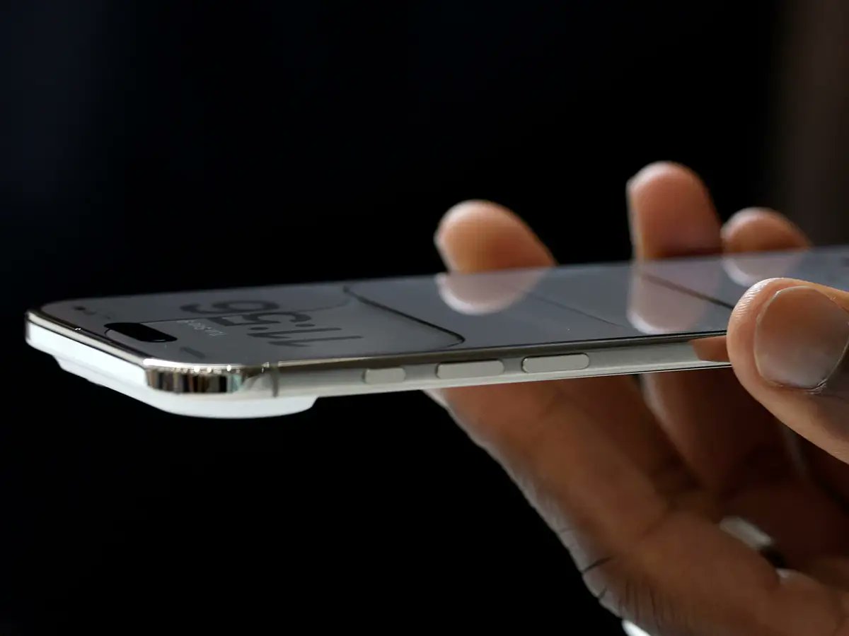 BasicAppleGuy's tweet photo. It's been nearly 10 Months and I've yet to see an iPhone Air in the wild https://t.co/V1yIDSIpKh