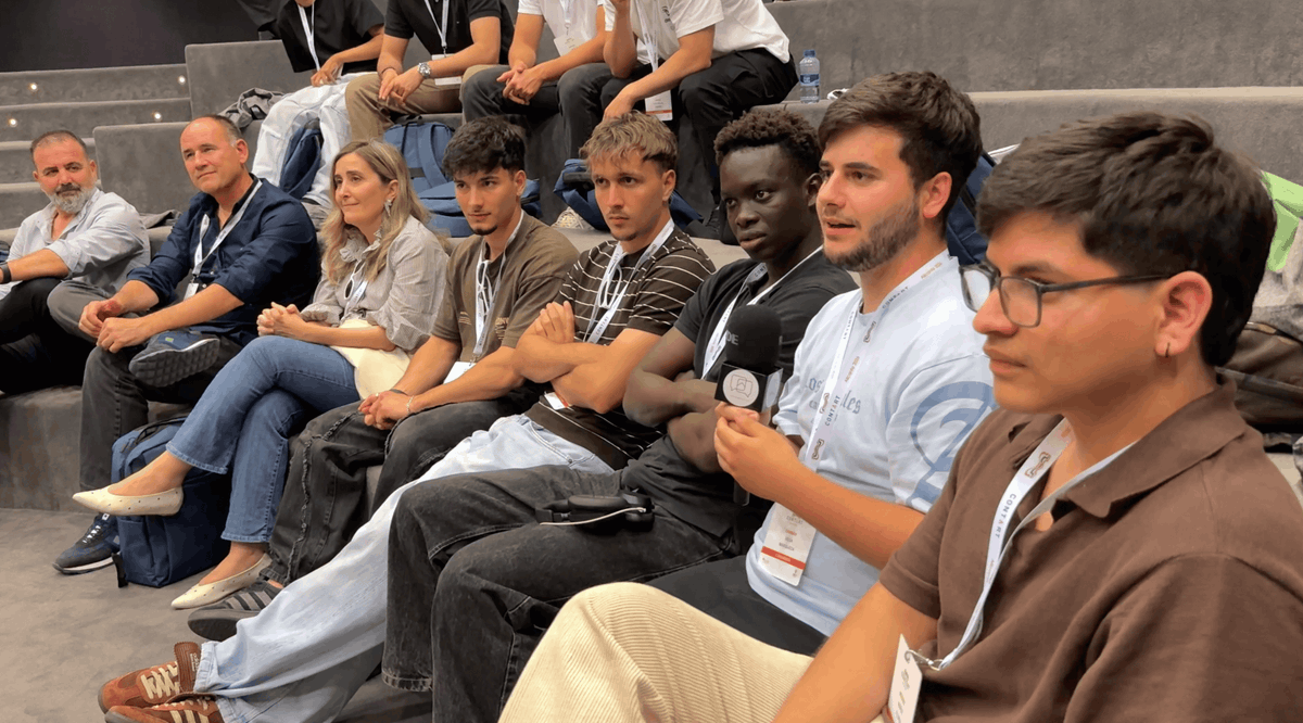 comunicarq's tweet photo. La universidad te enseña a construir. La obra te enseña humildad. @EnriqueAlario y Antonio @averdur recuperan la charla con alumnos de #ArquitecturaTécnica de @EPSAlicante de la Universidad de Alicante y del Grado de Edificación de la @UIBuniversitat durante CONTART Alicante26. https://t.co/0rv4vjJm1H