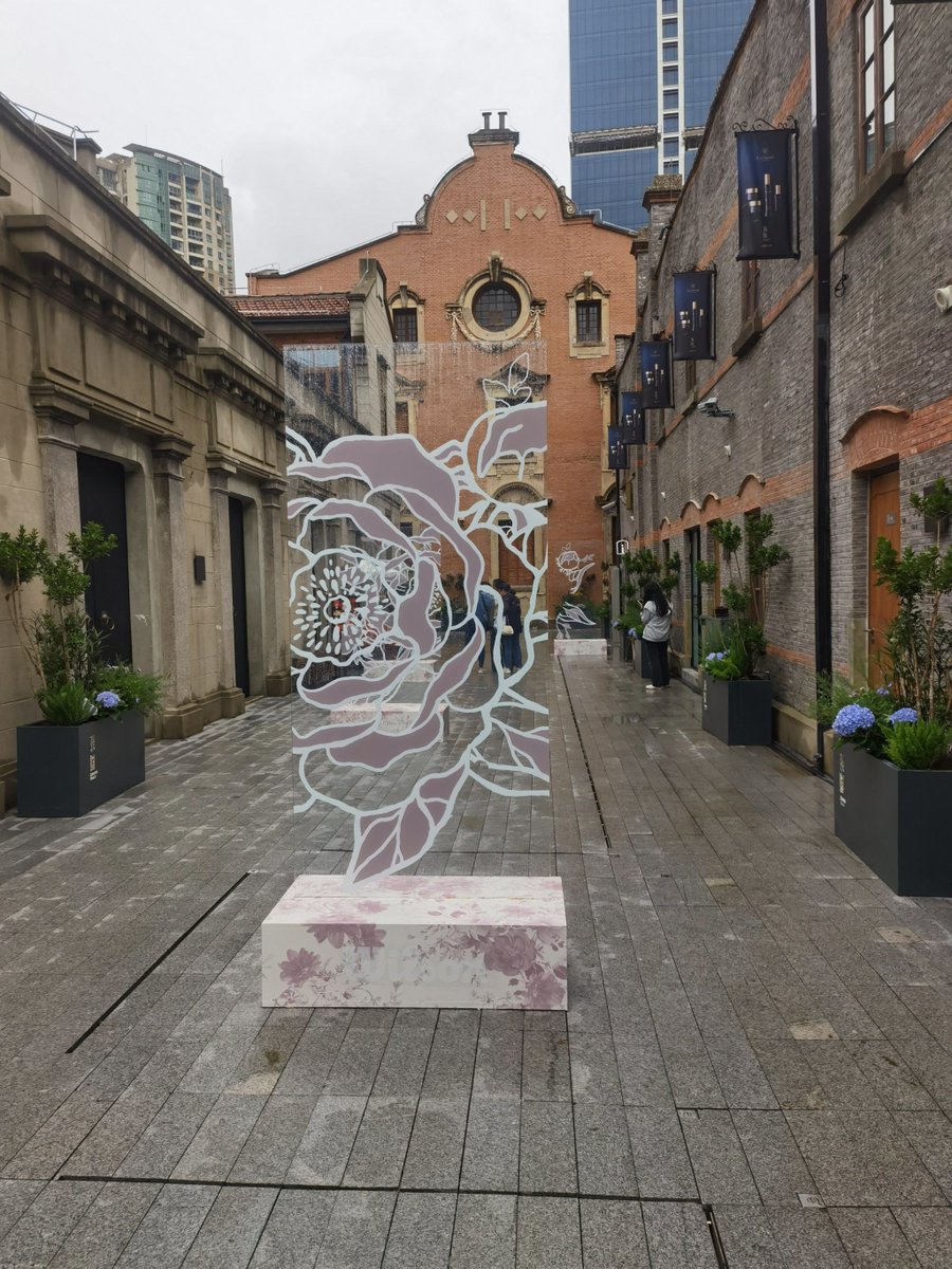 kitnab22's tweet photo. Just stumbled on a hidden street art alley downtown—vibrant murals that make every step feel like a mini art adventure! Swipe for close-ups of my favorite piece, and tag a friend who’d love this spot! https://t.co/IdrtEu3hM1