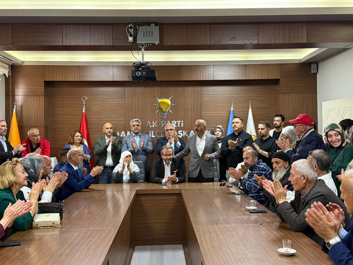 akgenclkmamak's tweet photo. AK Parti Mamak İlçe Başkanlığımızda Kurban Bayramı vesilesiyle teşkilatımızla bir araya gelerek bayramlaşma programımızı gerçekleştirdik.

Ardından İl Başkanlığımızın düzenlediği bayramlaşma programına katılım sağladık.

Tüm hemşehrilerimizin Kurban Bayramı’nı tebrik ediyoruz. 💐 https://t.co/LTMNCXtwHI