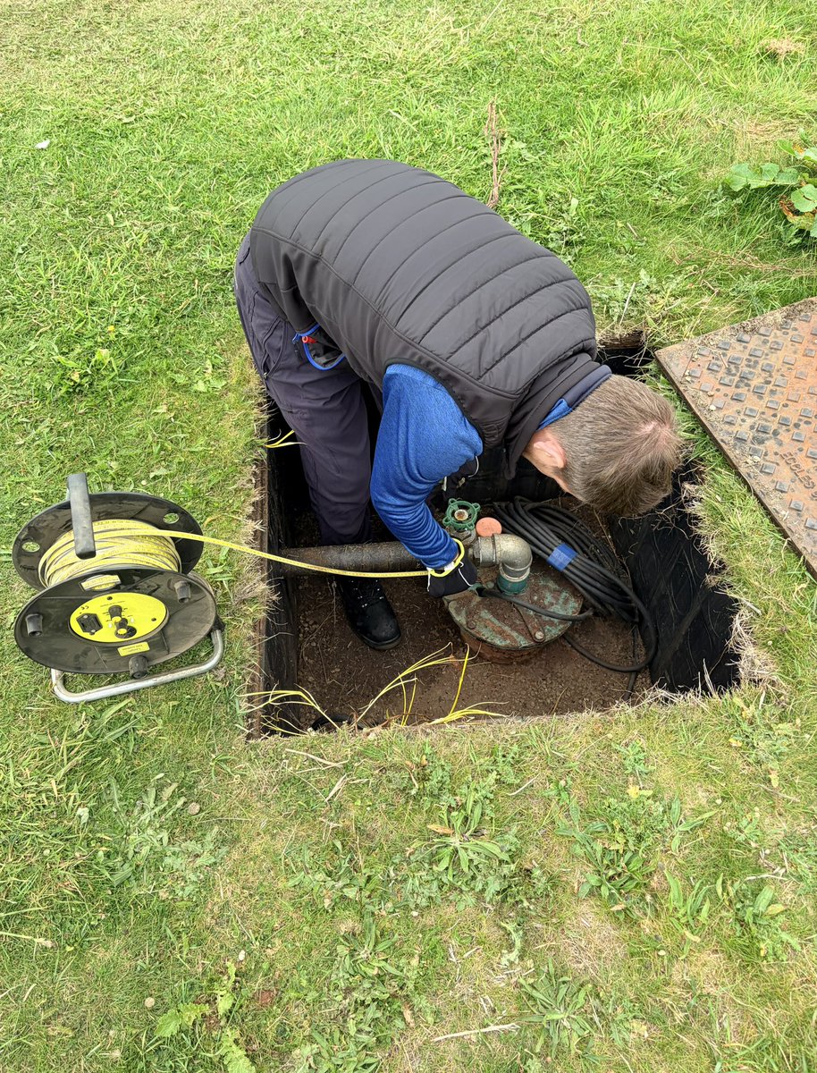 Berry97's tweet photo. 1/2 Like most courses at the minute, our irrigation system is working hard through the night, while the water bowser continues to target areas without irrigation and assist with seed germination.

#LevenLinks https://t.co/eIcwNrvKgl