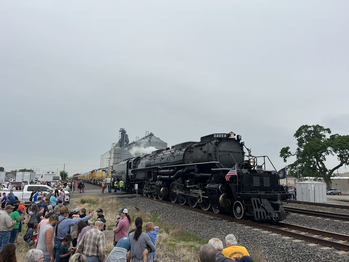 JobmanAg's tweet photo. Thank you @UnionPacific @UP_Steam for stopping in Gothenburg! Had a great crowd with tons of kids (young and old)! We always look forward to 4014’s stop! https://t.co/iPDhw1zm5C