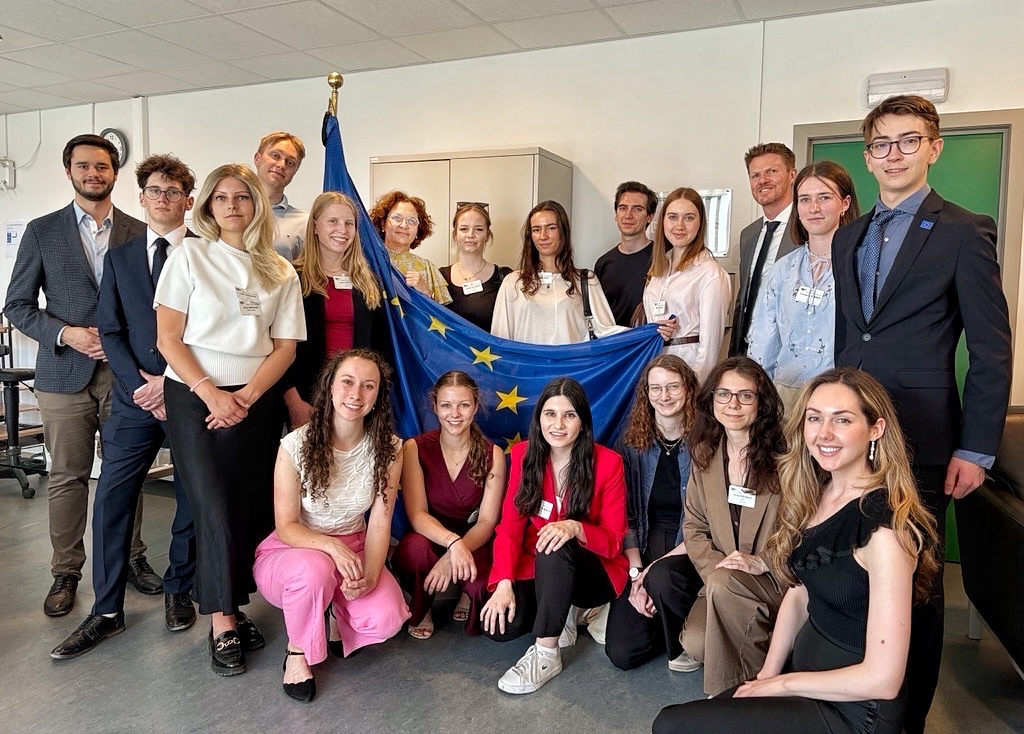EUAgri's tweet photo. 🇪🇺🇦🇹 DG Werner welcomed Austrian EU Youth Ambassadors to discuss about:

🤝EU trade agreements
🌱organic farming
🏡rural areas’ attractiveness
🤖AI
👩‍🌾generational renewal

Inspired &amp; informed youth is key to voice the importance of rural and farming communities across Europe. https://t.co/GYrlnsNKqx