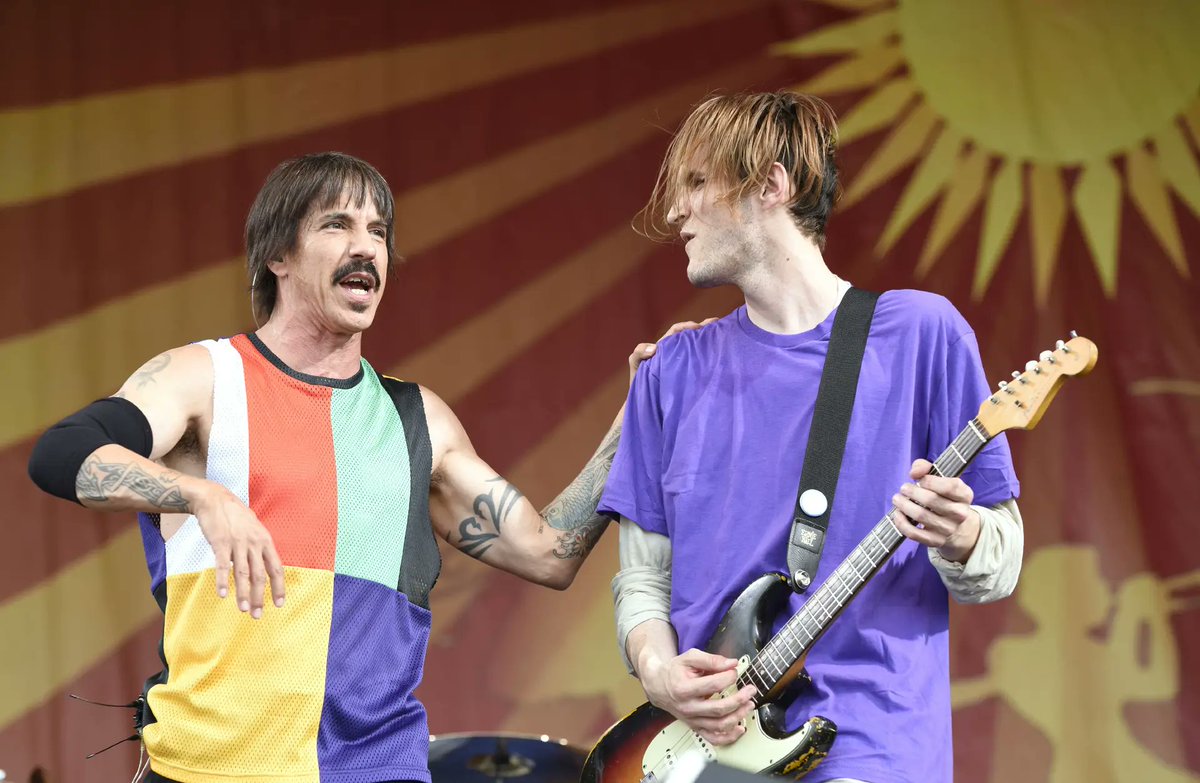 RHCPbr's tweet photo. “É quase como se esses álbuns desaparecessem e não tivessem chance de viver. Eles eram importantes o suficiente para ir e tocar ao redor do mundo para as pessoas.”

Josh diz que entende a lógica da banda, mas acha estranho para quem se conectou com esses discos. https://t.co/o0SUFaIg0M