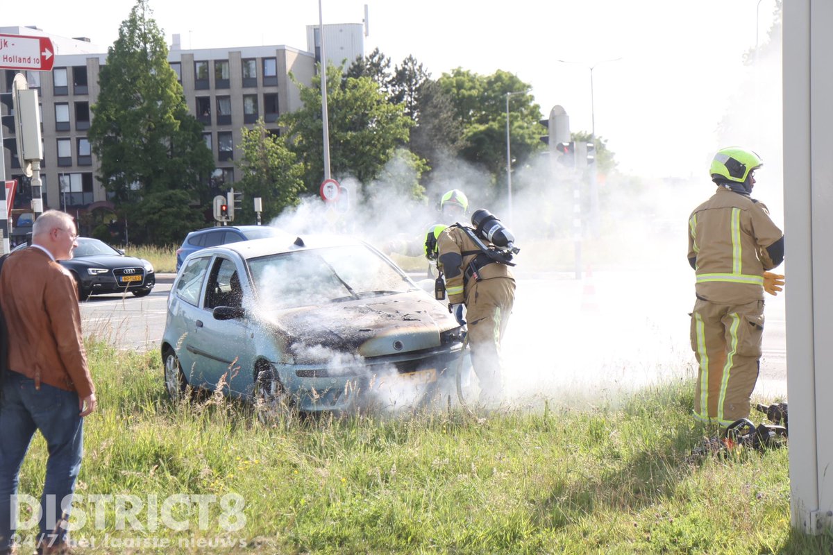 Auto vliegt in brand op Burgemeester Elsenweg in Honselersdijk
