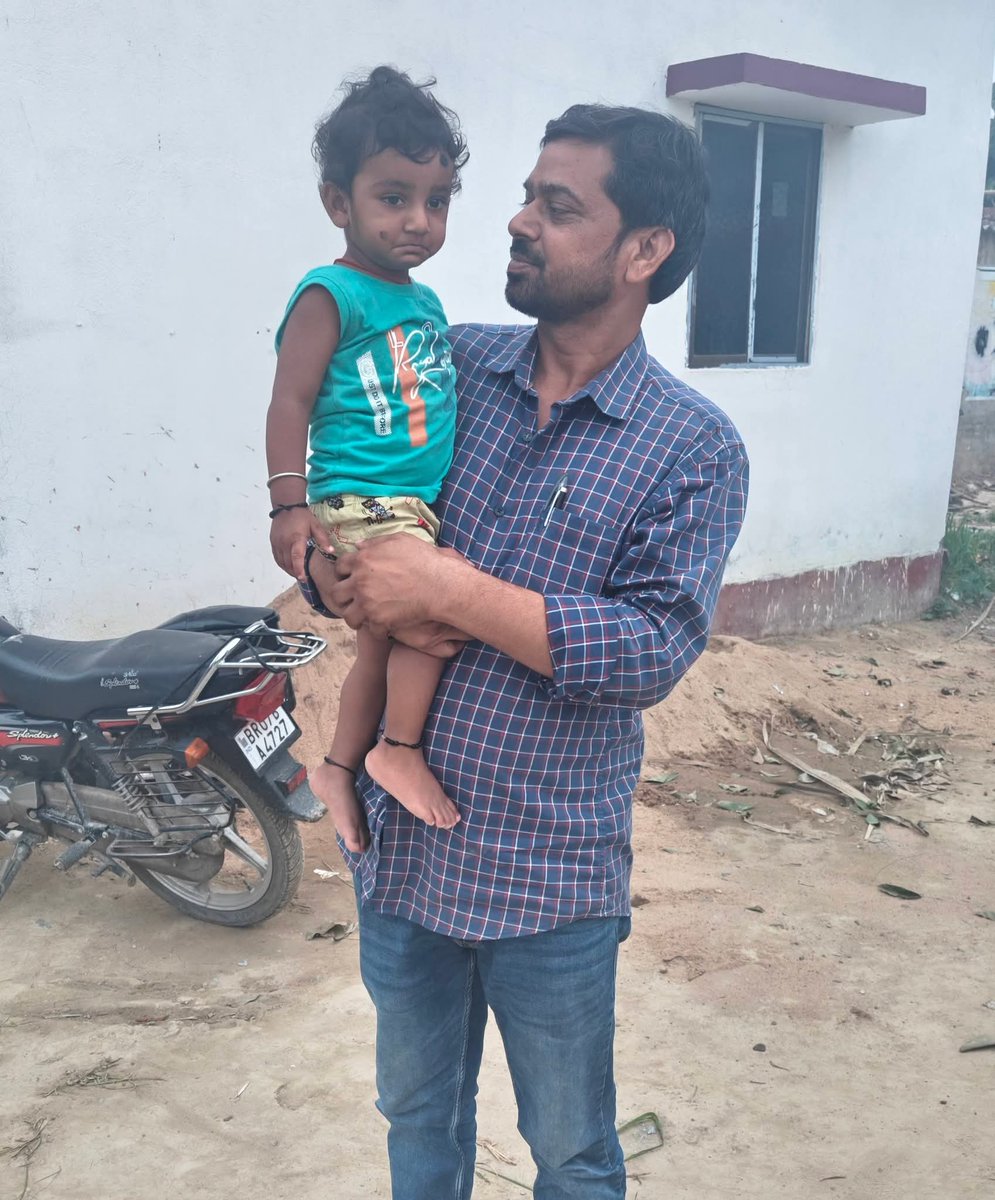 DileepY51270176's tweet photo. 21 दिनों बाद आज अपने बेटे से मिल पाया हूं। मुझे देखते ही फफक-फफक कर रोने लगा। सोशल साइट्स पर मेरी गिरफ्तारी का वीडियो देख कर पुलिस कैसे मुझे घसीट कर ले गई ये बात खुद का पैर खिंचकर दिखाते रहता था सब को। https://t.co/R7A6j9nH4s