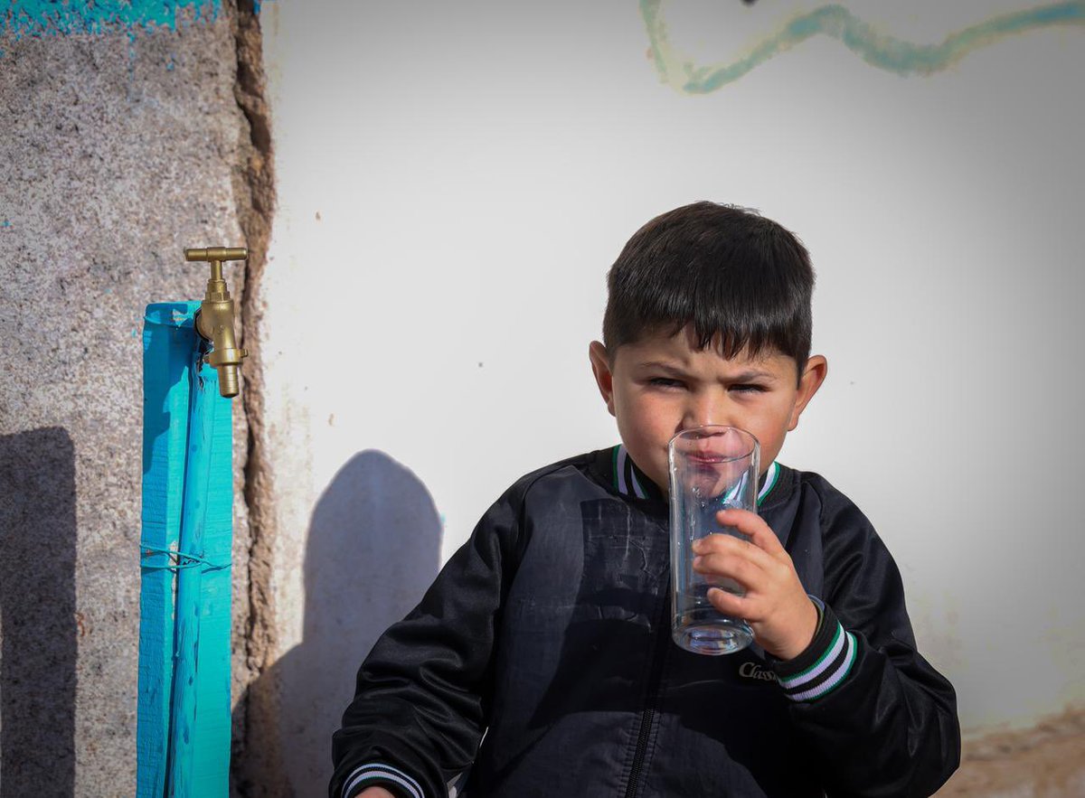 QuintelaRicardo's tweet photo. Dejamos en funcionamiento un nuevo acueducto en La Callana, Chepes, que garantiza acceso al agua para consumo humano y productivo a familias de distintos parajes del departamento Rosario Vera Peñaloza. Esta obra mejora la calidad de vida, permite fortalecer la producción local y acompaña el desarrollo de huertas y actividades rurales. Además, instituciones de la comunidad también podrán contar con este recurso esencial.