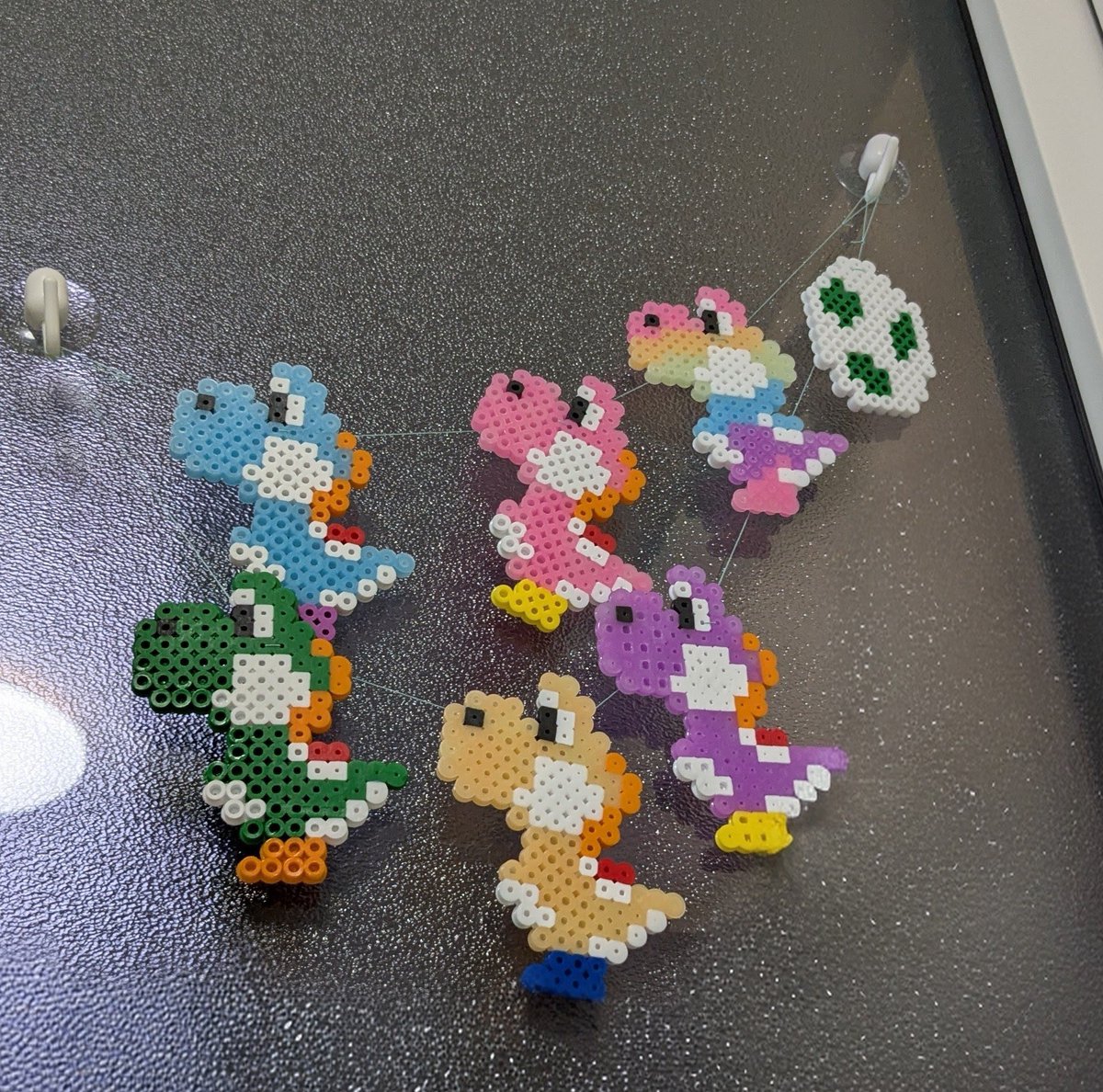 sm00000ch's tweet photo. 2、3度「あ゛あ゛ああああ」となったけど、なんとかくっついてくれました😌
息子リクエストのレインボーでっでぅと今までのでっでぅたち。レインボーって無敵モード的なやつなんかな〜。
 #アイロンビーズ
 #ヨッシー https://t.co/mj3ZlULYvF