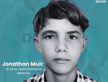 RosaMariaPaya's tweet photo. Una dictadura tan poderosa que le teme a los niños cubanos. 

Hoy Jonathan Muir cumple 17 años en una celda inmunda en una Prisión de máxima seguridad en Cuba por gritar libertad en la calle.

Jonathan padece una enfermedad severa de la piel que se ha agravado dramáticamente por el hambre, la falta de higiene, la infestación de chinches que no lo dejan dormir ni de día ni de noche, y la ausencia total de atención médica adecuada. A esto se suman agresiones físicas y torturas psicológicas.

¡Libertad para Jonathan!

#PresosPoliticosCuba
#17AñosEnPrisión
#CubaDecide