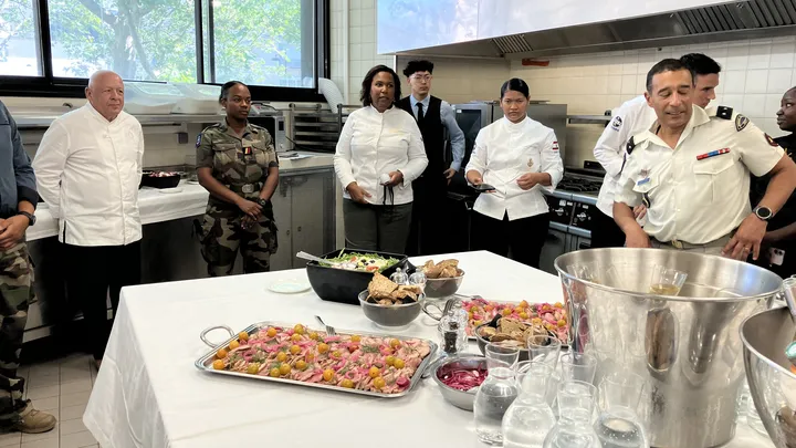 AntoineDefives's tweet photo. 🇵🇫La Polynésie remporte le concours culinaire présidé par le chef étoilé Thierry Marx

🔪4 heures de bataille culinaire pour les 65 ans du @SMA_Outremer 

👀https://t.co/CXOXO629gl https://t.co/dg9VEtYeQA