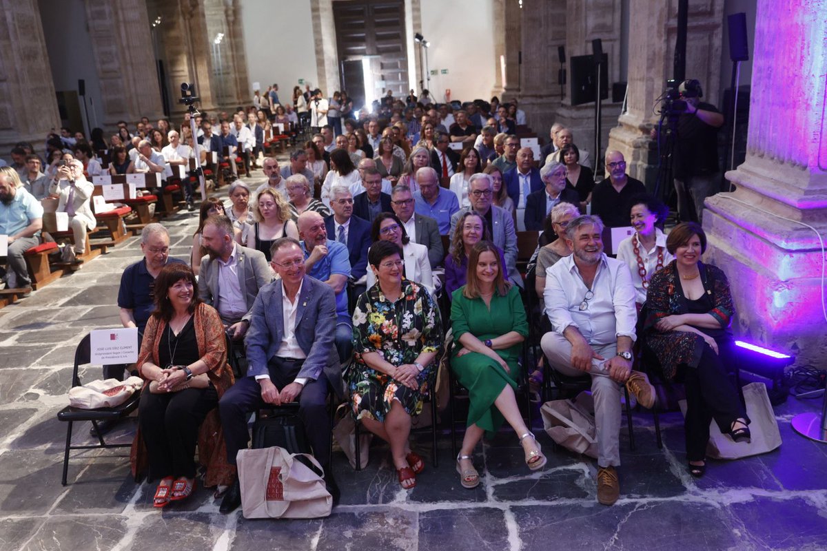 AVLoficial's tweet photo. Amb l'actuació de @mariajuandonat comencem la commemoració dels 25 anys de l'AVL. Un acte de celebració i retrobaments. https://t.co/1P6dWGufXe