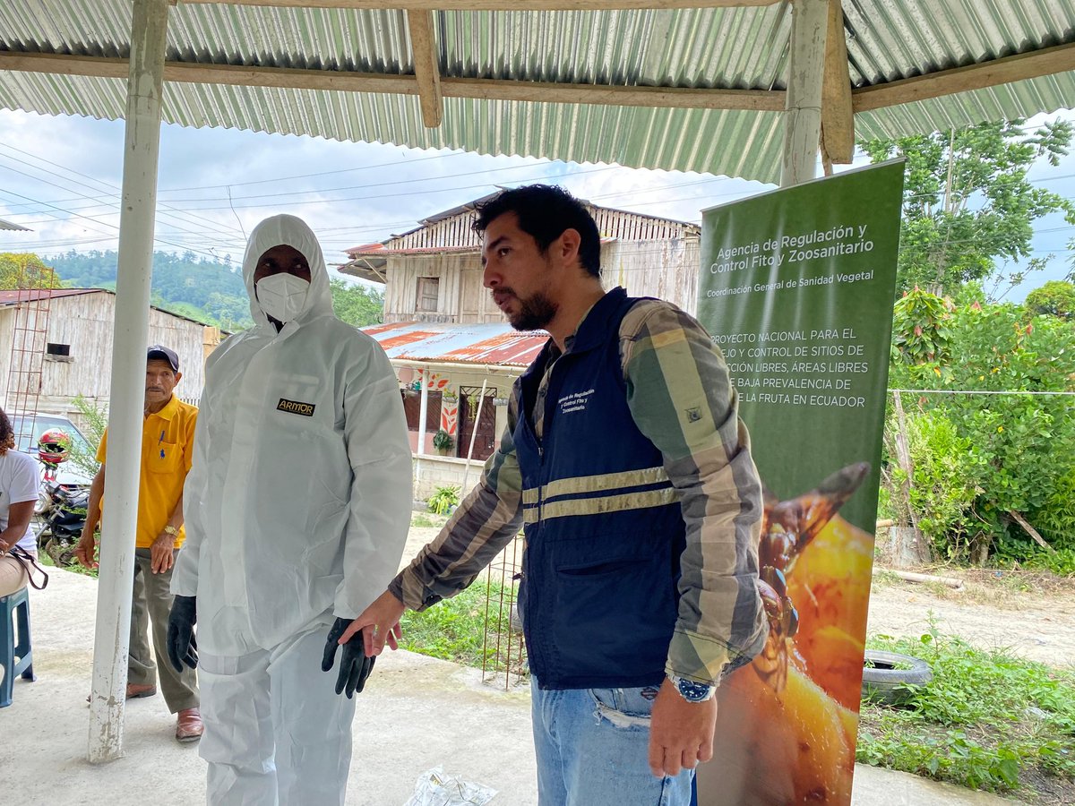 AgrocalidadZ1's tweet photo. #Esmeraldas | Realizamos capacitación en Buenas Prácticas Agrícolas a productores de cacao de la parroquia Chontaduro, con el objetivo de fortalecer las capacidades técnicas de los productores y el cumplimiento de requisitos para la certificación.
#AgrocalidadCapacita https://t.co/vOL1gObdUd
