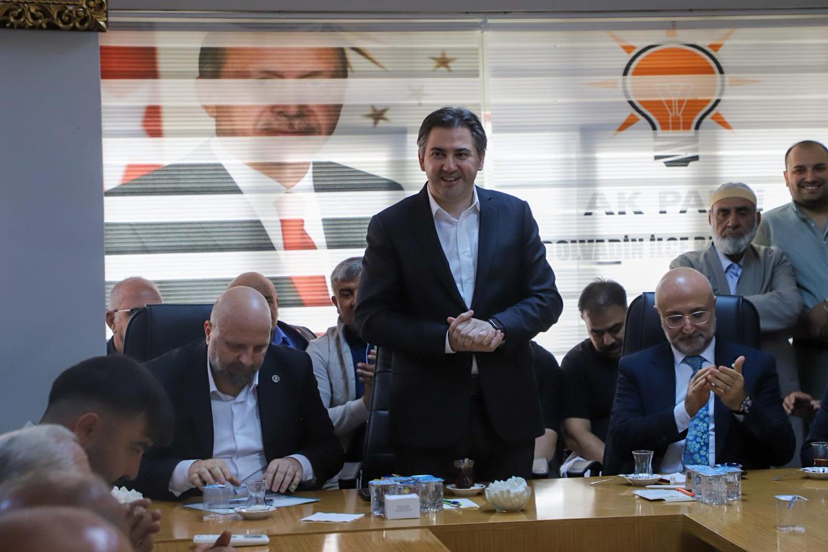 ahmtbgc's tweet photo. AK Parti Bolvadin İlçe Başkanlığında, İl Başkanımız @Av_Turgaysahin ve İlçe Başkanımız Yasin Nurbaş birlikte Kurban Bayramı’nın manevi ikliminde hemşehrilerimizle bayramlaştık, ilçemizin kıymetli esnaflarını ziyaret ettik.

Samimi sohbetler gerçekleştirdiğimiz vatandaşlarımızın bayram sevincine ortak olurken, esnaf kardeşlerimize bereketli kazançlar diledik.

Birlik ve beraberliğimizin daim olduğu, kardeşliğimizin güçlendiği nice bayramlara…

Hayırlı Bayramlar. 🇹🇷 @Akparti @akpartiafyon @akparti_blvdn