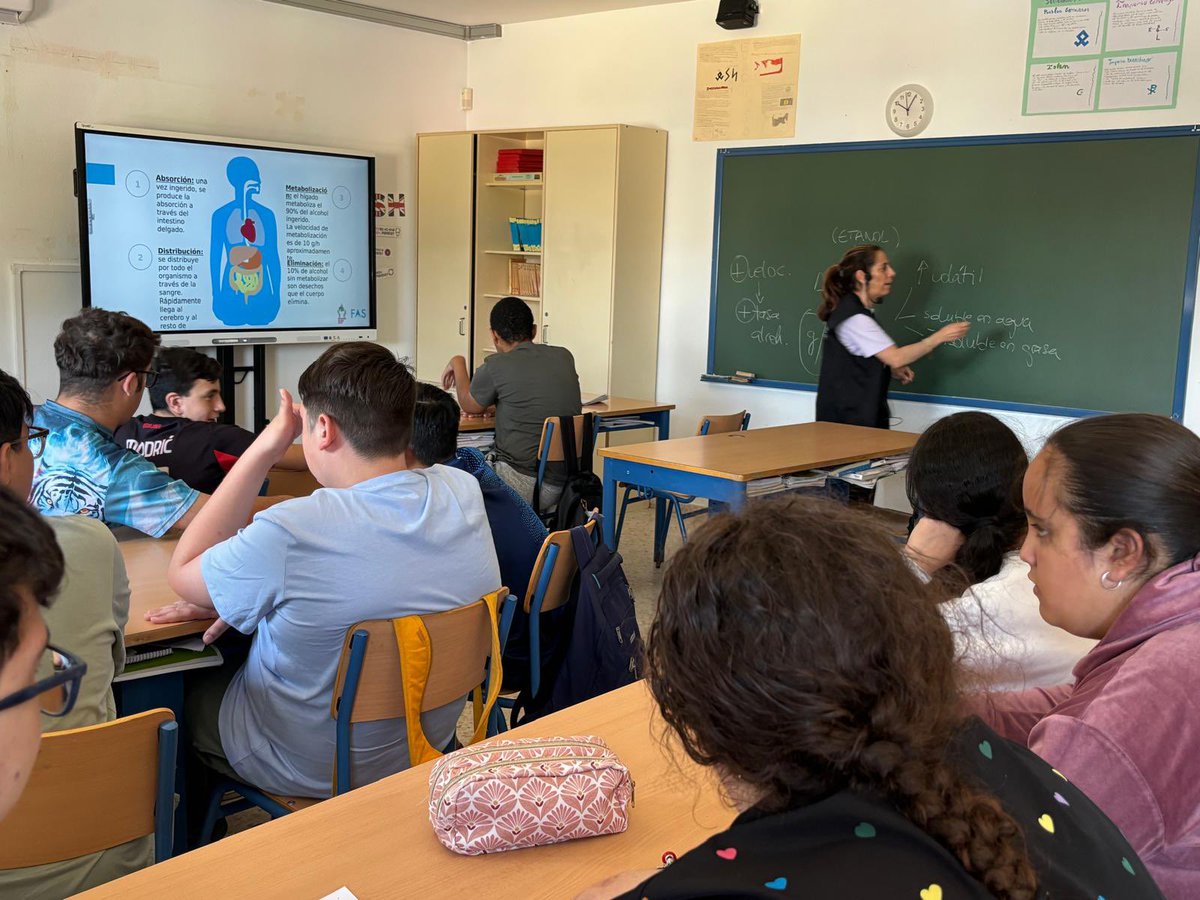 lomopardo's tweet photo. El pasado lunes, el alumnado de 1º y 2º de ESO han participado en el programa "Menores ni una gota" 🛑. 

Una charla de la Fundación Alcohol y Sociedad para aprender sobre los efectos del alcohol y desmontar mitos con base científica. https://t.co/hnohB9iDLv
