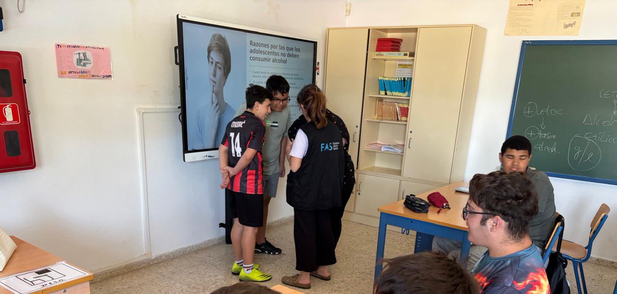 lomopardo's tweet photo. El pasado lunes, el alumnado de 1º y 2º de ESO han participado en el programa "Menores ni una gota" 🛑. 

Una charla de la Fundación Alcohol y Sociedad para aprender sobre los efectos del alcohol y desmontar mitos con base científica. https://t.co/hnohB9iDLv