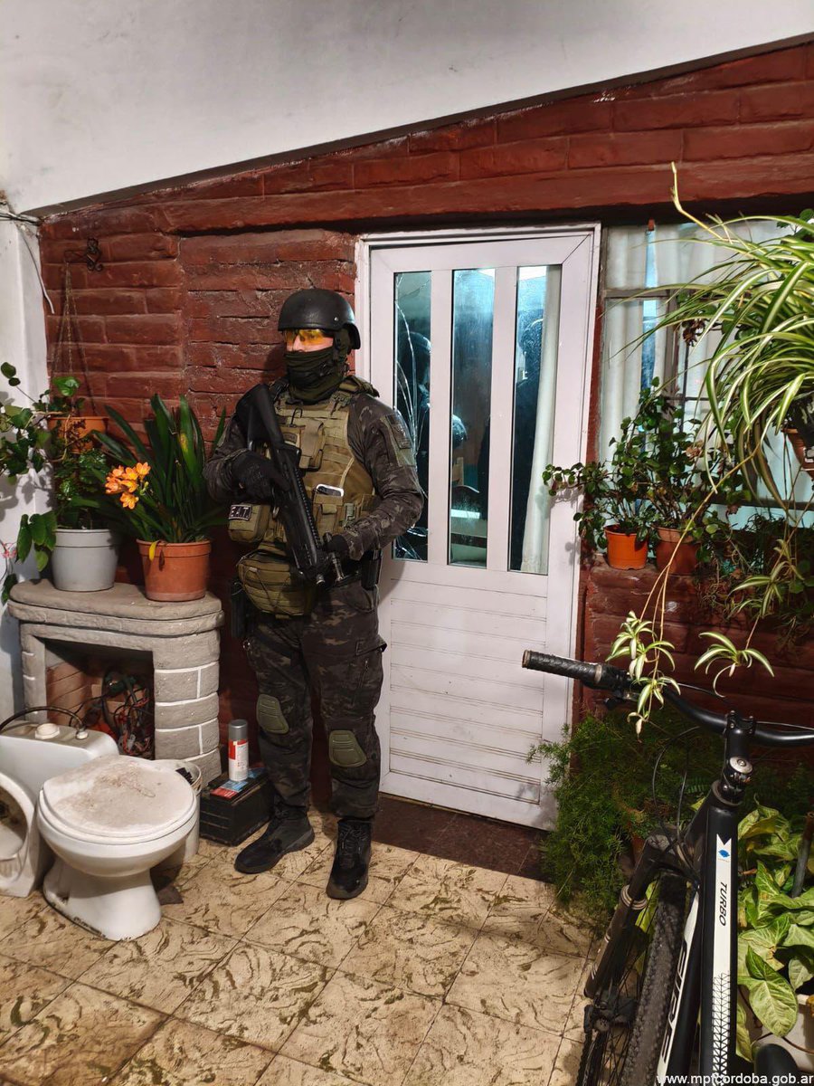 lapowerrio3's tweet photo. @FPAcba  DESBARATÓ DOS ORGANIZACIONES NARCO TRAS 10 ALLANAMIENTOS SIMULTÁNEOS EN #RÍOTERCERO Y #HERNANDO. OCHO DETENIDOS

https://t.co/82Yl2qhhKY https://t.co/rqK7I1JlEQ