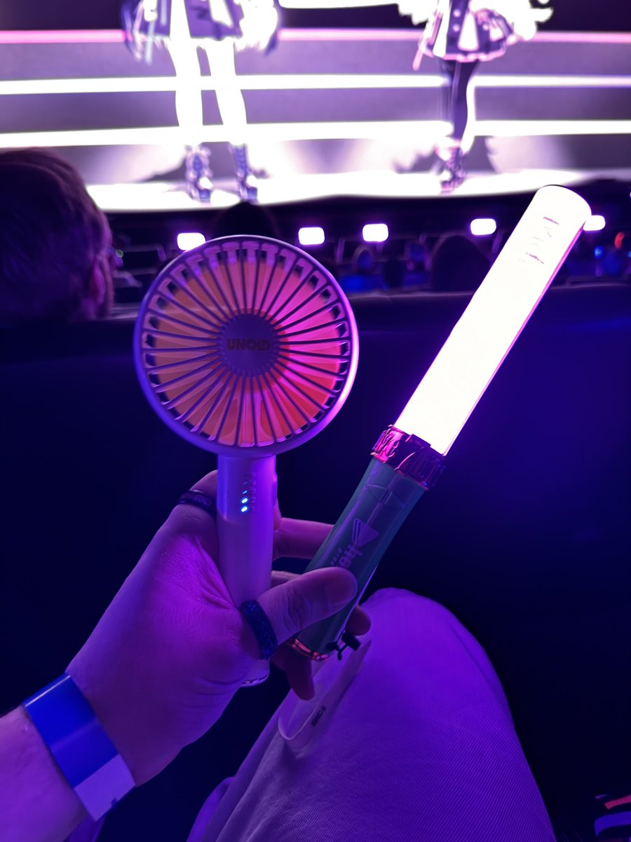 Nippelsalatt's tweet photo. My backup „light stick“ 😭

#hololiveEnglish #holoAllforOne https://t.co/jq1gjqroQn