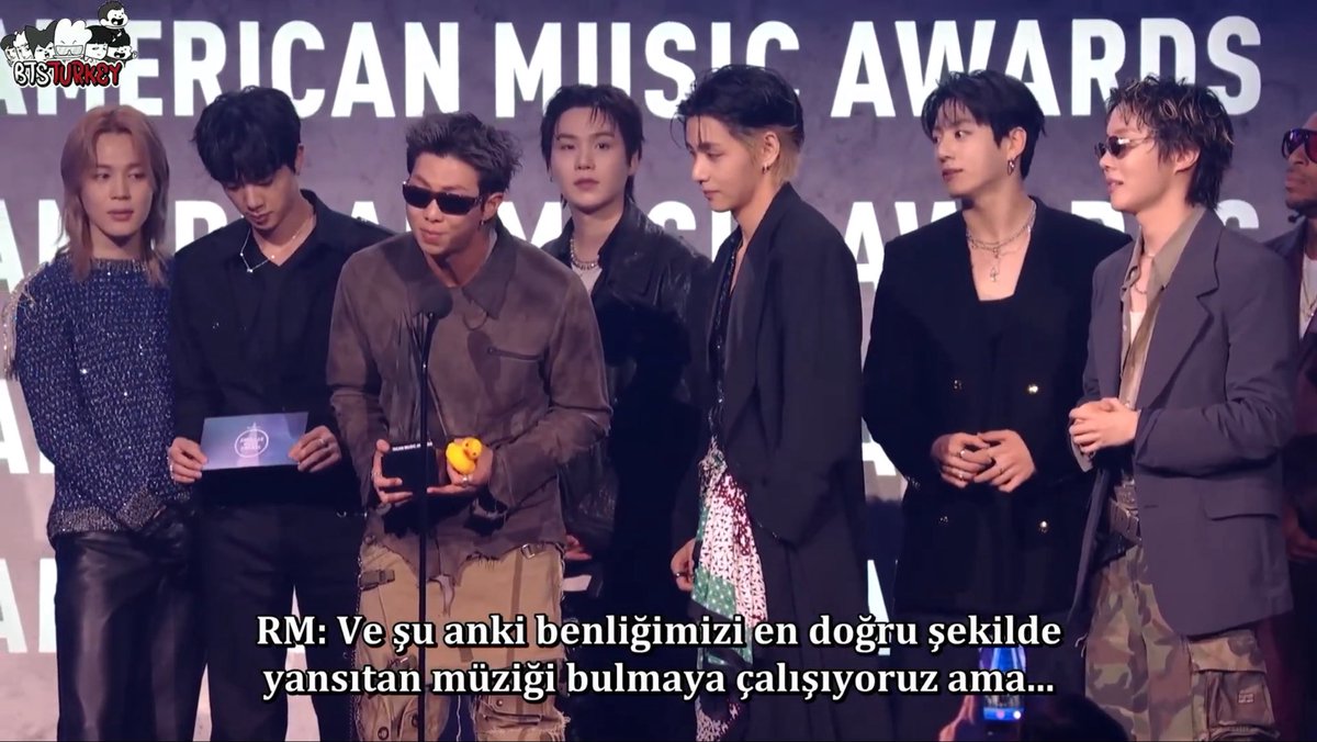 BTSTurkey's tweet photo. [ÇEVİRİ] [26.05.2026] BTS Accepts the Award for Song of the Summer [52nd American Music Awards]

Çeviri&amp;Zamanlama: noli
Kontrol: kıley

👉 https://t.co/58x3QxMoq7

Keyifli seyirler~ 🗣️🎤 https://t.co/vpTgPPNN0I