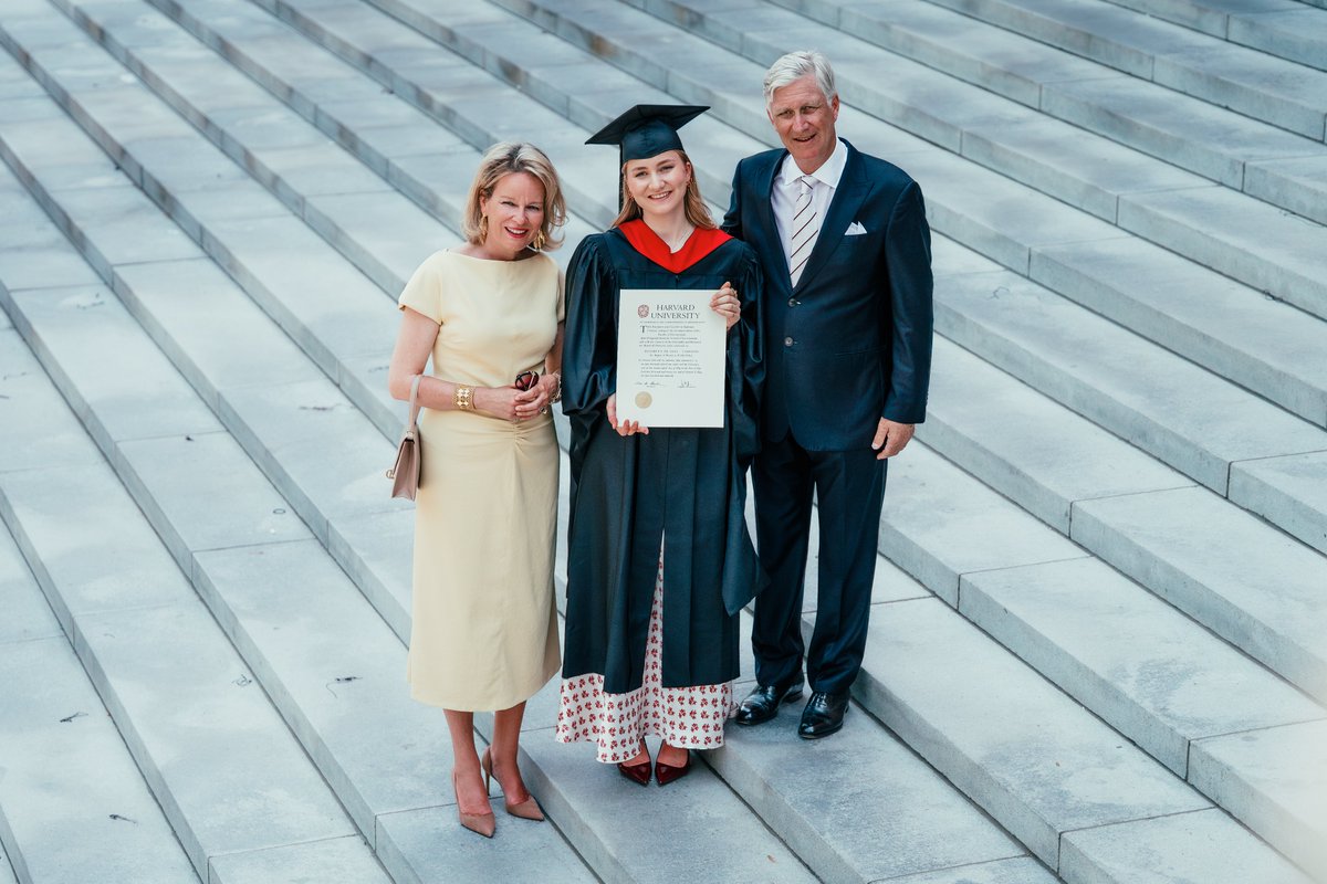 MonarchieBe's tweet photo. 🎓 📷Voor de officiële diploma-uitreiking namen de Prinses, de Koning en Koningin even de tijd voor een paar geposeerde — en historische! — foto’s. https://t.co/aFcELVBy09