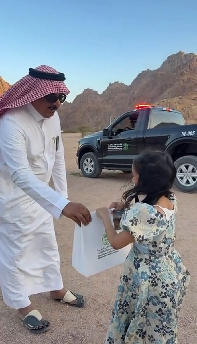 omar2_m's tweet photo. مبادرة المركز الوطني لتنمية الغطاء النباتي 🌱
ومكافحة التصحر ب #المدينة_المنورة 
توزيع الهدايا على زوار منتزة البيضاء البرى 
ثاني ايام #عيد_الأضحى_المبارك ١٤٤٧.١٢.١١هـ 
جهود مشكوره منهم ماشاء الله تبارك الله https://t.co/qHxXd6brr6