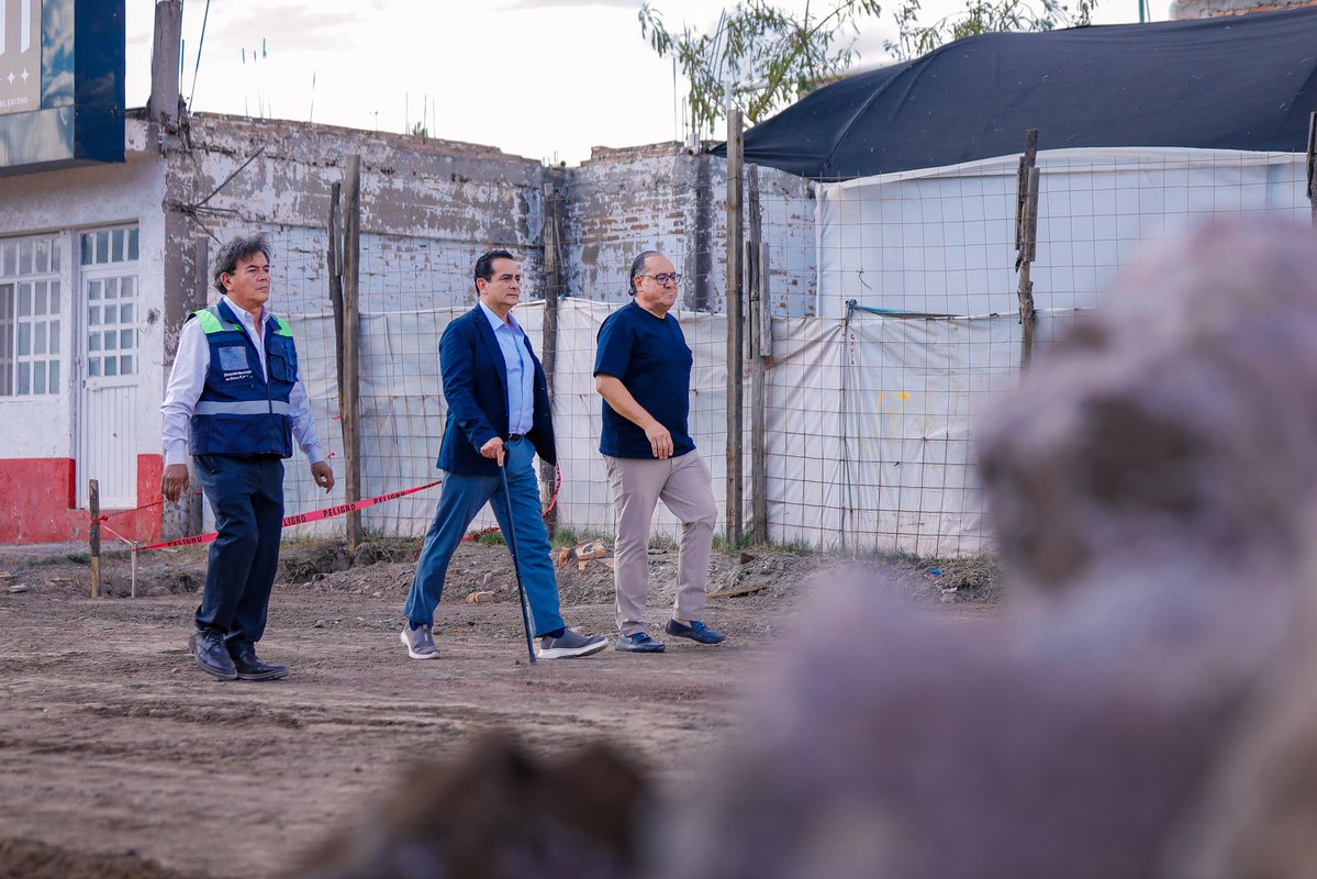 josejoseantonio's tweet photo. ¡Una calle más chula para la gran familia de Las Flores! 🚧✨

La José Miguel Castro Carrillo quedó Al 100 para mejorar la movilidad, conectividad y la tranquilidad de vecinos que por años esperaron esta obra. 🤩

En Durango, #EsteEsElCamino.  🐺 https://t.co/PHNPRg28BO