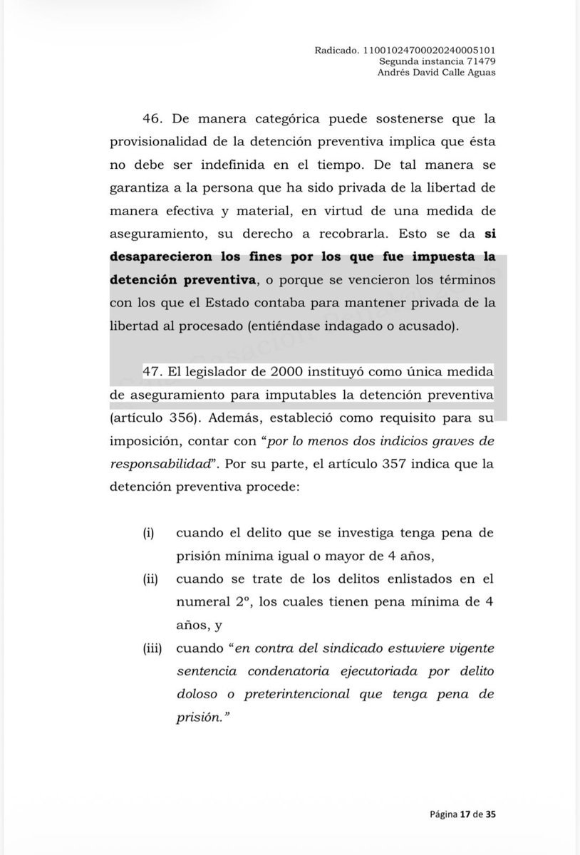AlbertoPoveda17's tweet photo. En Auto AP466-2026, Rad. 71479, del 4 de febrero de 2026, la Sala de Casación Penal de la CSJ, desarrolló los requisitos para imponer medida de aseguramiento en la Ley 600 de 2000 y los requisitos para que se revoque la misma, así:
1. El artículo 356 ibídem establece la medida de aseguramiento de detención preventiva y que para ello se debe contar mínimo con dos indicios graves de responsabilidad. El artículo 357 ibídem, dispone que la detención preventiva procede: (i) cuando el delito que se investiga tenga pena de prisión mínima igual o mayor de 4 años, (ii) cuando se trate de los delitos enlistados en el numeral 2º, los cuales tienen pena mínima de 4 años,  (iii) cuando “en contra del sindicado estuviere vigente sentencia condenatoria ejecutoriada por delito doloso o preterintencional que tenga pena de prisión.”
2. No obstante, el cumplimiento de los requisitos formales y sustanciales exigidos no es suficiente para imponer la medida de aseguramiento, pues, su procedencia está enmarcada dentro de los principios constitucionales que rigen la restricción al derecho fundamental de la libertad, lo que obliga a que el funcionario judicial valore si la detención preventiva es necesaria para cumplir con los fines consagrados en los artículos 3 y 355 del C.P.P. de 2000. Esto es: (i) asegurar la comparecencia al proceso del sindicado; (ii) preservar la prueba, esto es, impedir que se oculten, destruyan o deformen los elementos probatorios, o se entorpezca la actividad probatoria (obstrucción a la justicia); (iii) proteger la comunidad, entendida también como una finalidad para evitar la continuación de la actividad delictual; y, (iv) garantizar la ejecución de la pena privativa de la libertad, es decir, impedir la fuga después de la condena.
3. Por lo mismo, la revocatoria de la medida de aseguramiento procede en cualquier etapa del proceso, siempre que exista prueba que desvirtúe los requisitos legales para su imposición y cese la necesidad de mantener la medida, en atención a sus objetivos constituciones y a los fines que condujeron a imponerla.