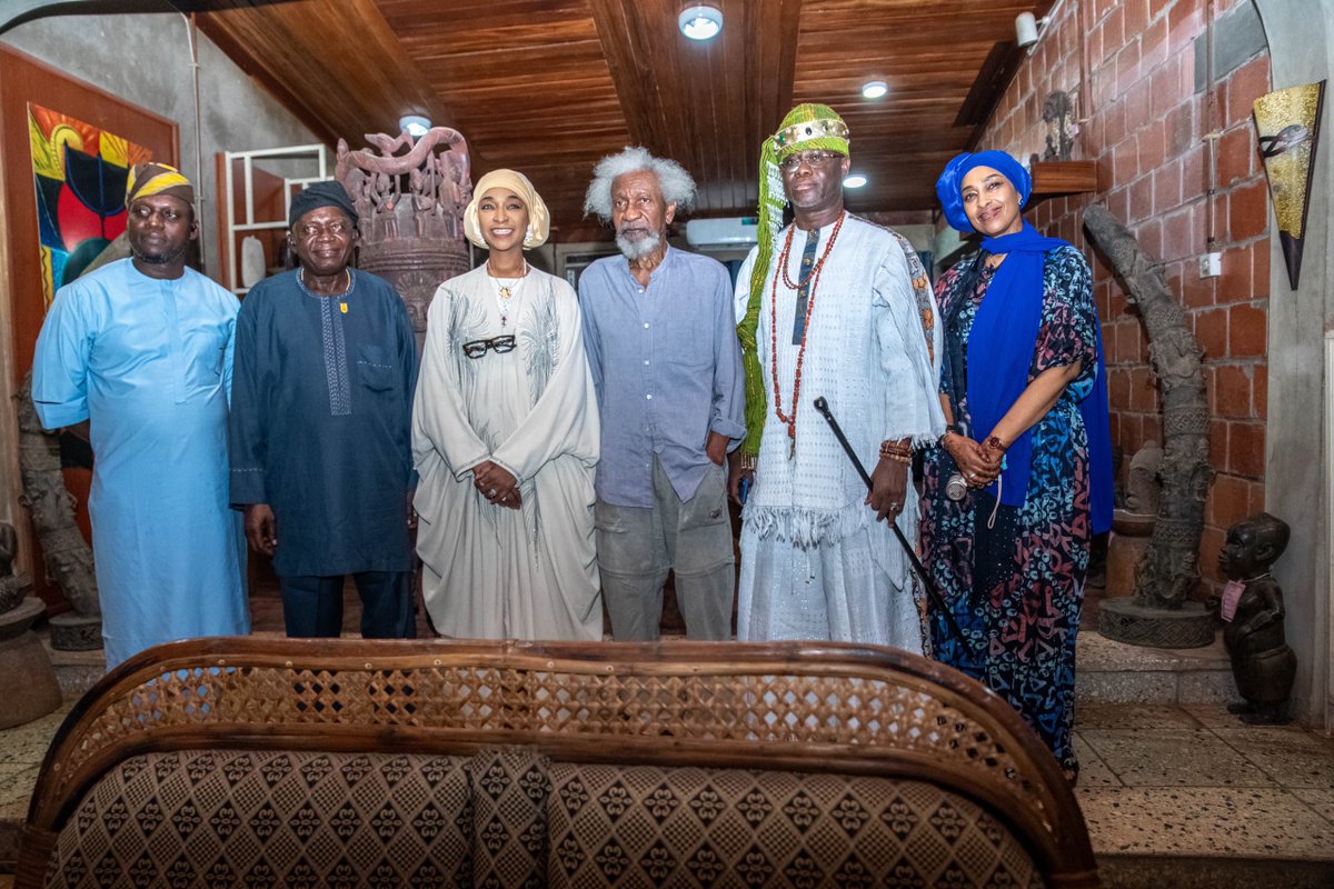 hanneymusawa's tweet photo. Arrived in Ogun State ahead of the Ojude Oba Festival tomorrow. My first stop was a courtesy visit to one of Nigeria’s greatest literary and cultural icons, Professor Wole Soyinka.

#ojudeoba #wolesoyinka #hannatumusawa #nigeriaeverywhere #destination2030nigeria https://t.co/dsFxCOiHs6